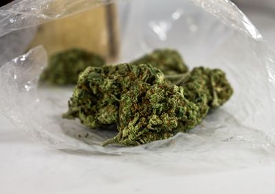 Al&eacute;m das drogas, foram apreendidos dois celulares, uma quantia em dinheiro, duas balan&ccedil;as de precis&atilde;o e uma navalha. 