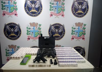 Opera&ccedil;&atilde;o nos bairros San Fernando e Santos Dumont apreendeu 198 medicamentos, arma, muni&ccedil;&otilde;es e m&aacute;quina de cart&atilde;o; caso ser&aacute; investigado pela PF.