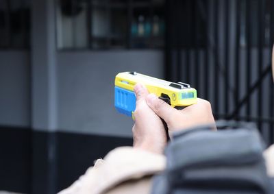 Suspeito, de 30 anos, estaria sob efeito de &aacute;lcool e drogas. Pol&iacute;cia utilizou Taser para cont&ecirc;-lo ap&oacute;s tentativa de buscar uma faca.