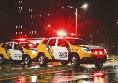 Suspeito estacionou em frente ao estabelecimento, pegou barras de chocolate e deixou o local sem pagar; ele n&atilde;o foi localizado pela Pol&iacute;cia Militar.
