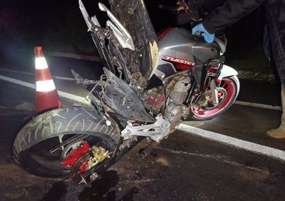 Ap&oacute;s a colis&atilde;o, o autom&oacute;vel pegou fogo. O condutor do ve&iacute;culo fugiu do local sem prestar socorro &agrave; v&iacute;tima.