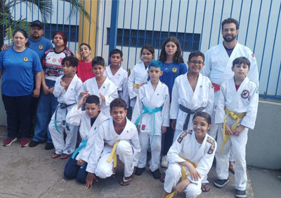 Atletas da Associa&ccedil;&atilde;o de Jud&ocirc; de Paranava&iacute;/Semel representaram o munic&iacute;pio em competi&ccedil;&atilde;o realizada em Londrina.