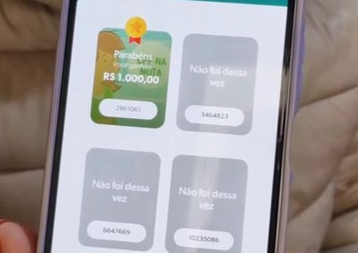 Dona Marisa foi surpreendida com a entrega do pr&ecirc;mio em sua resid&ecirc;ncia e comemorou a premia&ccedil;&atilde;o ao lado da equipe respons&aacute;vel pela campanha.