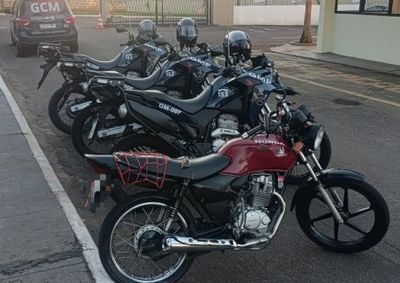 Motociclista de 19 anos empinava a moto com um adolescente na garupa e tentou fugir da Guarda Municipal durante abordagem.

