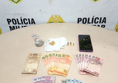 Segundo a PM, a equipe recebeu diversas den&uacute;ncias de usu&aacute;rios informando que uma resid&ecirc;ncia estaria sendo utilizada para a comercializa&ccedil;&atilde;o de entorpecentes