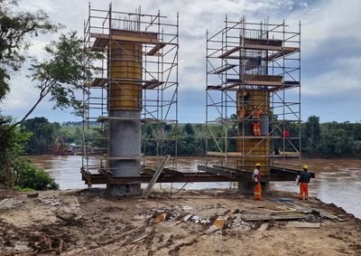 A constru&ccedil;&atilde;o da nova ponte na PR-498 chegou a 25,52% de execu&ccedil;&atilde;o e as scava&ccedil;&otilde;es de oito pares de pilares no rio come&ccedil;am em breve. 