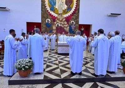 Durante a manh&atilde;, o bispo Dom M&aacute;rio Spaki e mais de 30 padres participaram de um encontro no Santu&aacute;rio Santo Ant&ocirc;nio de P&aacute;dua, em Alto Paran&aacute;. 