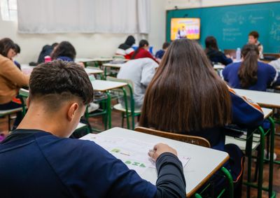 Os dados mostram aumento no n&uacute;mero de estudantes na s&eacute;rie correta para a idade, o que reduz casos de atraso escolar e evas&atilde;o.
