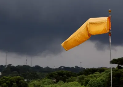 A previs&atilde;o indica um dia de instabilidade, com possibilidade de chuva intensa, rajadas de vento e at&eacute; queda de granizo em pontos isolados.