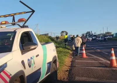 De acordo com informa&ccedil;&otilde;es da Pol&iacute;cia Rodovi&aacute;ria Federal (PRF), o acidente aconteceu no sentido de Mandagua&ccedil;u a Maring&aacute; e provocou lentid&atilde;o no tr&acirc;nsito.