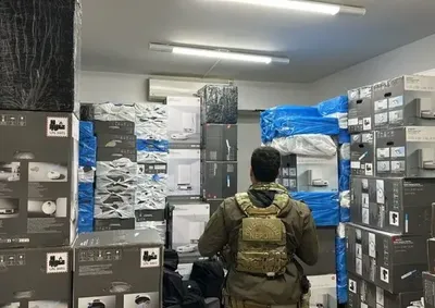 No local, o condutor teria informado aos agentes que o espa&ccedil;o era utilizado para armazenamento das mercadorias transportadas.