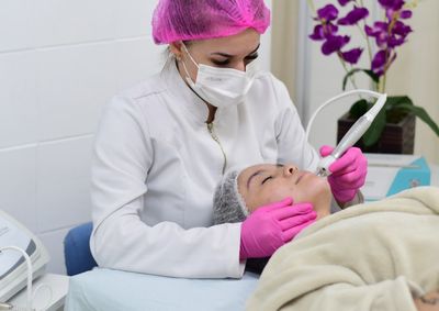 Curso gratuito no Col&eacute;gio Bento Munhoz oferece forma&ccedil;&atilde;o na &aacute;rea da beleza, sa&uacute;de e bem-estar no per&iacute;odo noturno.