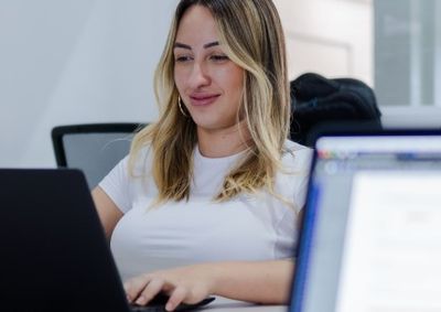 Reajuste j&aacute; entra em vigor neste m&ecirc;s de junho e beneficia estudantes que atuam nas secretarias municipais.