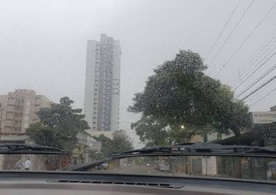 Os dias em Paranava&iacute; continuam frios e nublados, e a expectativa &eacute; que esse clima gelado continue na regi&atilde;o por um longo per&iacute;odo. 