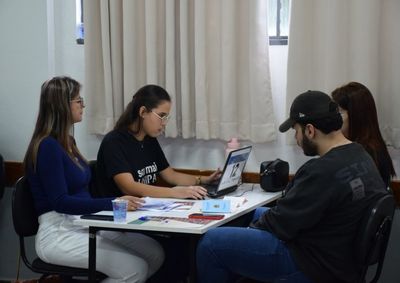 Acad&ecirc;micos e professores do curso de Direito atuaram diretamente no atendimento &agrave; popula&ccedil;&atilde;o durante os tr&ecirc;s dias de evento.