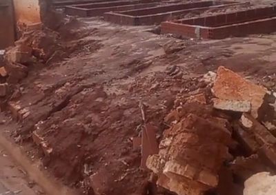 Moradores afirmam que promessa de reparo n&atilde;o foi cumprida e reclamam da falta de respeito com o local; Prefeito comenta o caso.