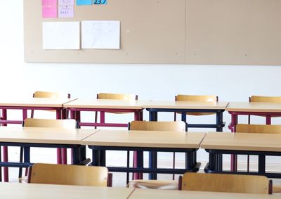 A modalidade conta com 80% das aulas on-line e 20% presenciais, permitindo que os estudantes conciliem os estudos com a rotina de trabalho.