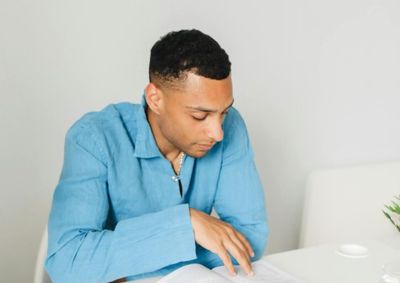 A institui&ccedil;&atilde;o oferece uma oportunidade para jovens, adultos e idosos que desejam retomar os estudos e concluir o Ensino Fundamental ou o Ensino M&eacute;dio.