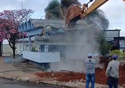 A revitaliza&ccedil;&atilde;o do local inclui a retirada de &aacute;rvores ex&oacute;ticas e a demoli&ccedil;&atilde;o de estruturas que fizeram parte da hist&oacute;ria da pra&ccedil;a por d&eacute;cadas. 