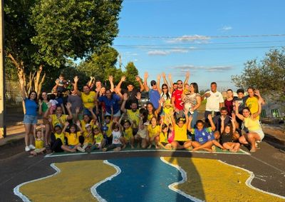 O resultado foi uma grande mobiliza&ccedil;&atilde;o comunit&aacute;ria. Entre tintas, pinc&eacute;is e muitas risadas, crian&ccedil;as e adultos participaram da decora&ccedil;&atilde;o da rua. 