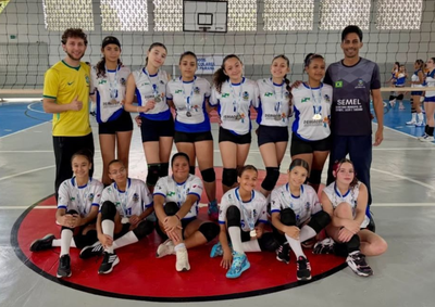 Time feminino sub-14 do Col&eacute;gio Estadual Duque de Caxias segue fazendo hist&oacute;ria no voleibol escolar da regi&atilde;o.