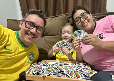 Mais do que colecionar imagens, o h&aacute;bito se transformou em um momento de conviv&ecirc;ncia, troca e mem&oacute;ria afetiva entre crian&ccedil;as e adultos.