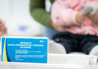 Segundo especialistas, a vacina tamb&eacute;m ajuda a reduzir casos de otite m&eacute;dia, que pode causar perda auditiva, al&eacute;m de infec&ccedil;&otilde;es potencialmente fatais.
