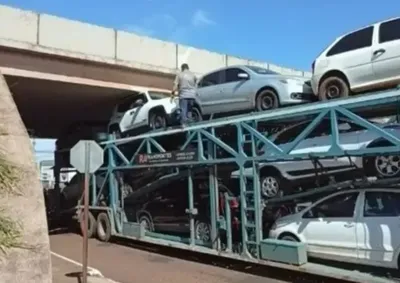 Acidente aconteceu ap&oacute;s um autom&oacute;vel atingir a prote&ccedil;&atilde;o de altura do viaduto, provocando a parada do caminh&atilde;o na rodovia.