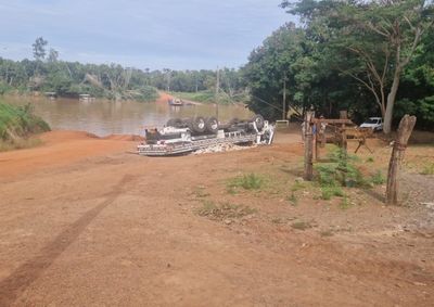 Acidente ocorreu na manh&atilde; desta segunda-feira (6), na PR-498; carga ficou espalhada pela rodovia.