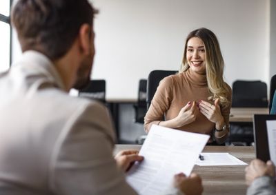 Oportunidades contemplam diferentes &aacute;reas e n&iacute;veis de escolaridade; candidaturas podem ser feitas de forma online.