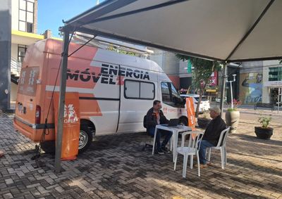 A equipe da Copel tamb&eacute;m estar&aacute; dispon&iacute;vel para orientar os consumidores sobre o uso do aplicativo da empresa, que permite acessar diversos servi&ccedil;os.