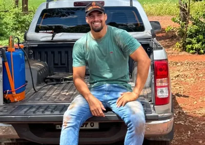 Atualmente, aos 26 anos, Arthur mora em Maring&aacute; e divide o tempo entre a produ&ccedil;&atilde;o de conte&uacute;do digital e o trabalho na propriedade da fam&iacute;lia.