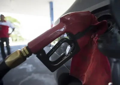 A alta do petr&oacute;leo ap&oacute;s o agravamento das tens&otilde;es no Oriente M&eacute;dio levou o governo a manter, por enquanto, o subs&iacute;dio de R$ 0,44 por litro da gasolina.