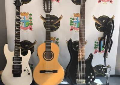 As circunst&acirc;ncias em que os instrumentos foram escondidos no bueiro, bem como a identifica&ccedil;&atilde;o dos respons&aacute;veis pelo furto, seguem sendo investigadas.