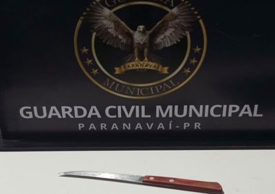 Suspeito foi localizado com uma faca ap&oacute;s amea&ccedil;as de morte e danos ao im&oacute;vel; caso foi encaminhado &agrave; Pol&iacute;cia Civil.