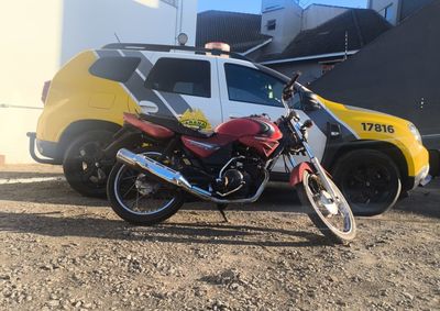 Durante a abordagem, o homem confirmou aos policiais que a motocicleta era produto de furto. 