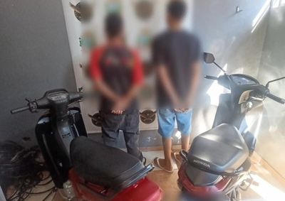 Durante a abordagem, os agentes constataram que as duas motocicletas estavam com as placas cobertas por fita adesiva, impedindo a identifica&ccedil;&atilde;o. 