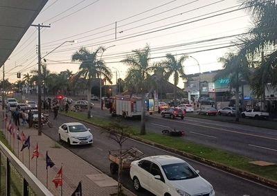  A colis&atilde;o aconteceu por volta das 18h, no cruzamento da Avenida Heitor Alencar Furtado com a Rua Mijutin Cojei.