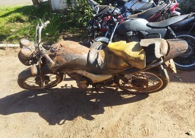 Ap&oacute;s consulta aos sistemas, foi verificado que a motocicleta n&atilde;o possu&iacute;a registro de furto ou roubo, apresentando apenas d&eacute;bitos administrativos.