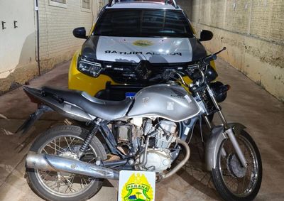 De acordo com a PM, a equipe realizava patrulhamento por volta das 23h quando encontrou uma motocicleta ca&iacute;da ao solo, pr&oacute;xima a um matagal.