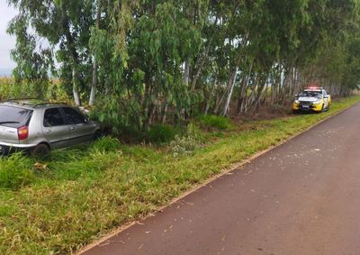  O motorista conduzia um Fiat Palio, com placas de S&atilde;o Tom&eacute;, quando perdeu o controle da dire&ccedil;&atilde;o e saiu da pista, colidindo violentamente contra uma &aacute;rvore