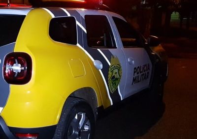 Al&eacute;m da falta de habilita&ccedil;&atilde;o, autom&oacute;vel apresentava pend&ecirc;ncias administrativas e foi removido ao p&aacute;tio.