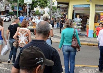 Lojas ter&atilde;o expediente estendido na pr&oacute;xima sexta-feira (7); expectativa &eacute; de aumento no movimento e nas vendas.