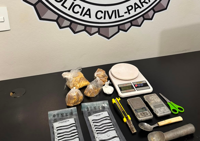 No momento da abordagem, o suspeito tentou fugir a p&eacute; e descartou o pacote que transportava, mas foi alcan&ccedil;ado pelos policiais.