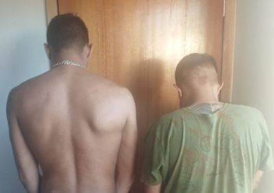 Os dois jovens, de 21 e 22 anos, foram presos em flagrante por fugir da abordagem policial, realizar manobras perigosas com as motocicletas.