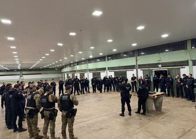 Ao todo, 52 mandados s&atilde;o cumpridos contra suspeitos de envolvimento com tr&aacute;fico de drogas e com&eacute;rcio ilegal de armas.