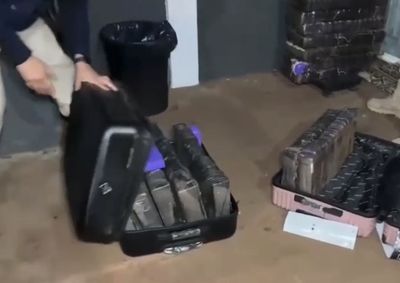 Condutor foi preso e adolescente apreendido ap&oacute;s policiais encontrarem a droga escondida em malas no porta-malas do ve&iacute;culo.