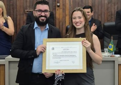 Homenagem reconhece a contribui&ccedil;&atilde;o do educador por meio do projeto Jovem Pol&iacute;tico: Simula&ccedil;&atilde;o Legislativa, voltado &agrave; forma&ccedil;&atilde;o cidad&atilde; de universit&aacute;rios.