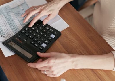 Pr&aacute;tica conhecida como "Ind&uacute;stria Limpa-Nome" promete apagar d&iacute;vidas sem pagamento, mas especialistas afirmam que os d&eacute;bitos continuam existindo.