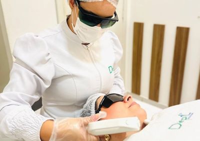 A vermelhid&atilde;o constante no rosto, a sensa&ccedil;&atilde;o de ard&ecirc;ncia e a sensibilidade excessiva podem ser sinais da ros&aacute;cea, uma condi&ccedil;&atilde;o inflamat&oacute;ria cr&ocirc;nica.